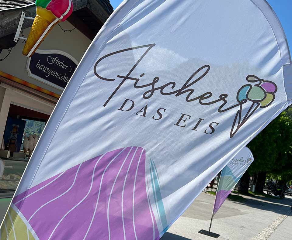 Ein stehendes Banner das vor der Eisdiele von Fischer DAS Eis weht