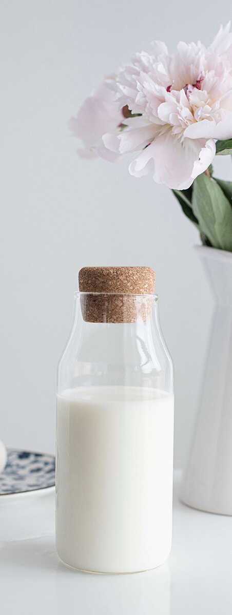 Eine Glasflasche voller frischer Milch