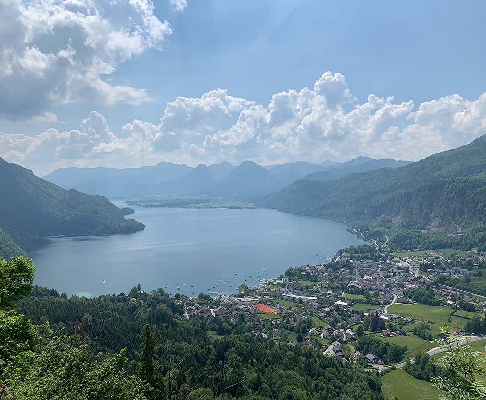 Ausblick über St. Gilgen hinweg auf den Wolfgangsee